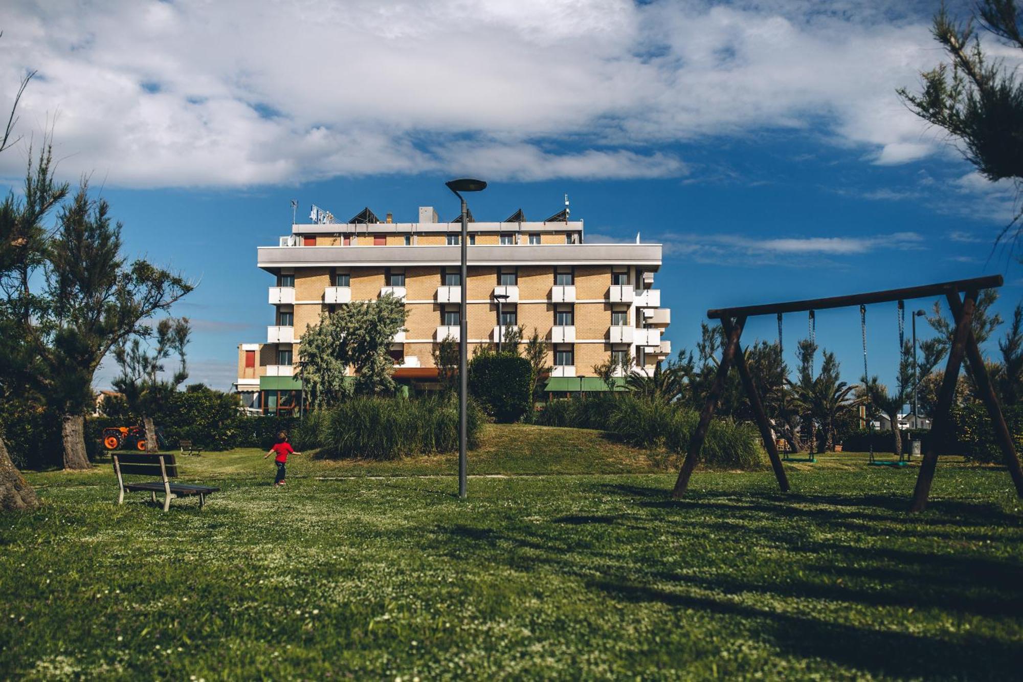 Una Hotels Imperial Beach Hotel Marotta Ngoại thất bức ảnh