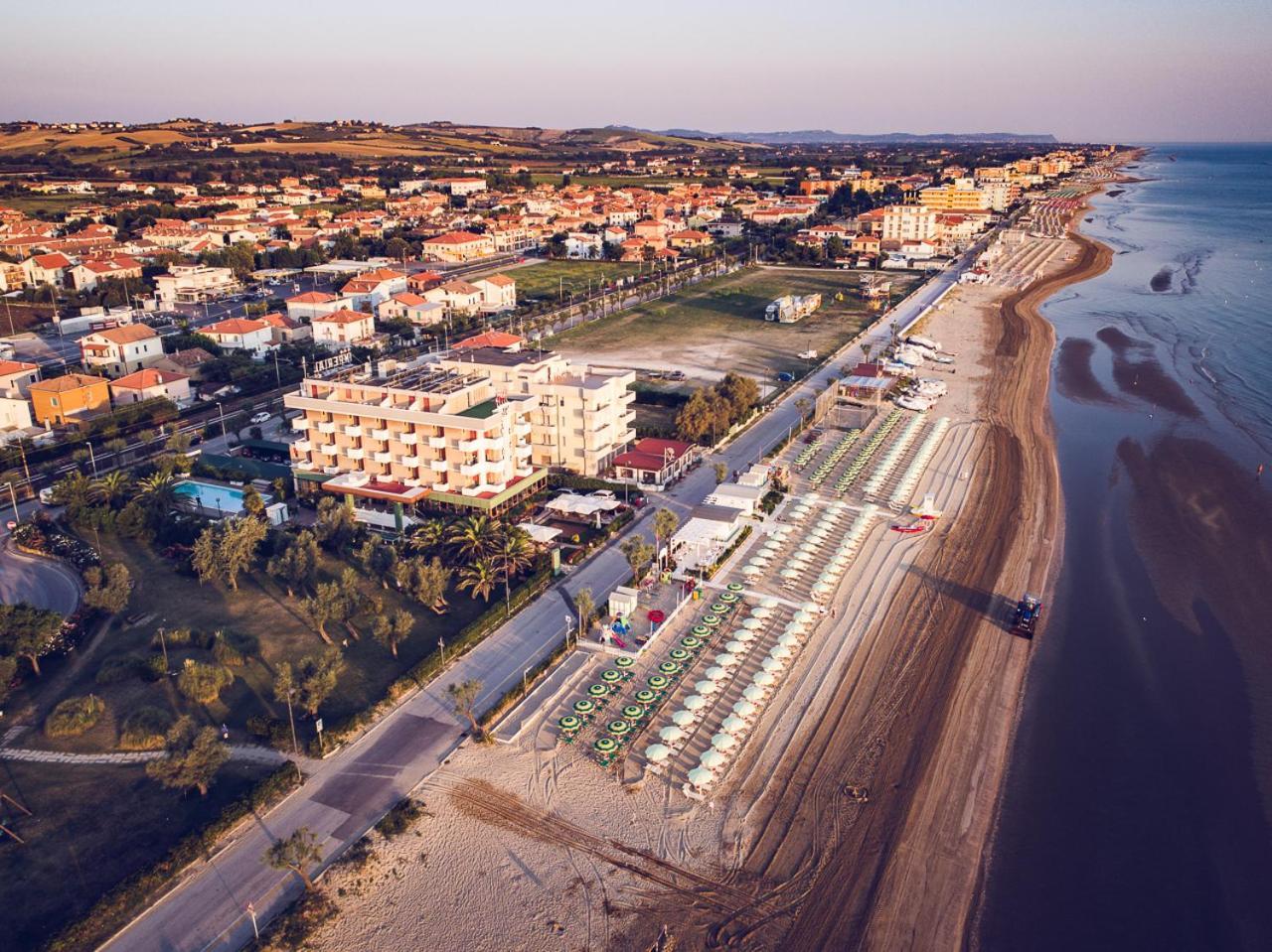 Una Hotels Imperial Beach Hotel Marotta Ngoại thất bức ảnh